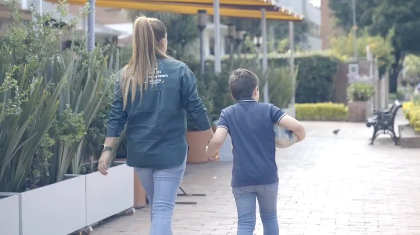 Jenny stressing the importance of dengue awareness for parents in Colombia