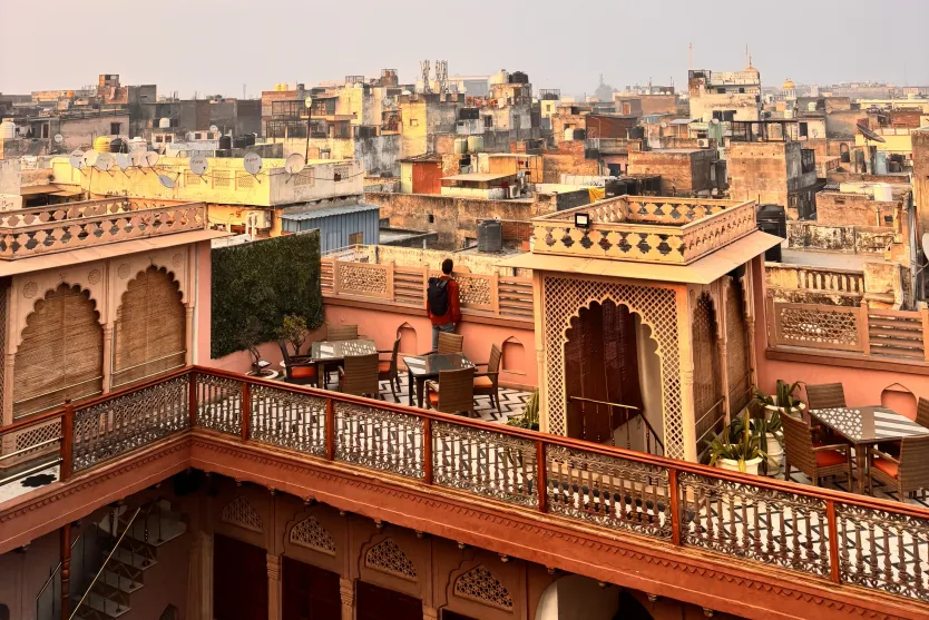 Urban setting in India reflecting the importance of dengue prevention in daily life. 